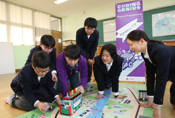 서연중학교 학생들과 대학생 서포터즈가 레고 EV3를 활용한 코딩 실습을 진행하는 모습. ⓒLG CNS