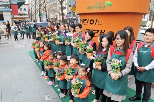 신세계면세점 임직원 20명은 서울 중구에 위치한 어린이재단 빌딩 앞 광장에서 지역 아동들과 함께 꽃 화분을 심었다.ⓒ신세계면세점
