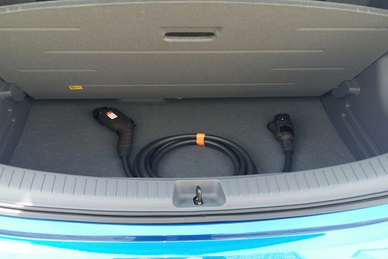 충전기가 들어 있는 볼트 EV 트렁크 내부 모습.ⓒEBN