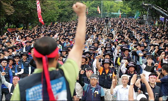 서울 여의도 산업은행 앞에서 열린 '금속노조 총파업 투쟁대회'에서 조합원들이 구호를 외치고 있다. ⓒ데일리안 박항구 기자