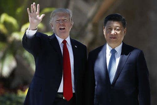 도널드 트럼프 미국 대통령(왼쪽)과 시진핑 중국 국가주석이 7일(현지시간) 미국 플로리다주 팜비치의 마라라고 리조트에서 카메라를 향해 포즈를 취하고 있다. ⓒ연합뉴스