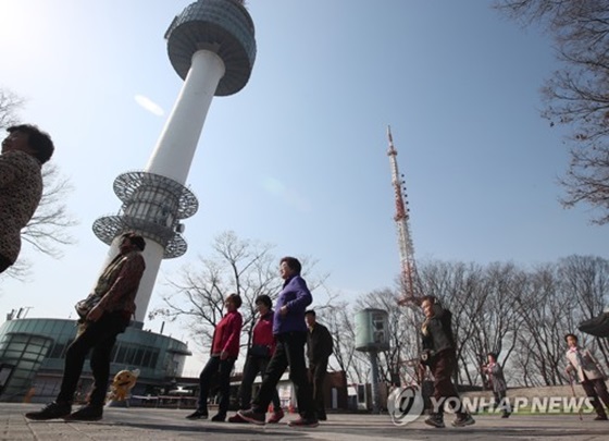 서울 N서울타워를 찾은 관광객들이 봄나들이를 즐기고 있다.ⓒ연합뉴스