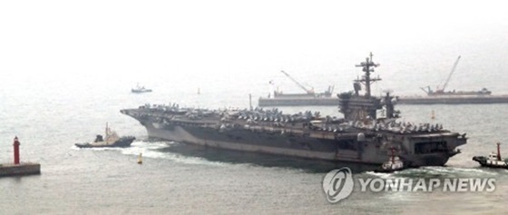 미국 해군의 핵추진 항공모함 칼빈슨호(CVN 70)가 부산항을 출항하고 있는 모습.ⓒ연합뉴스