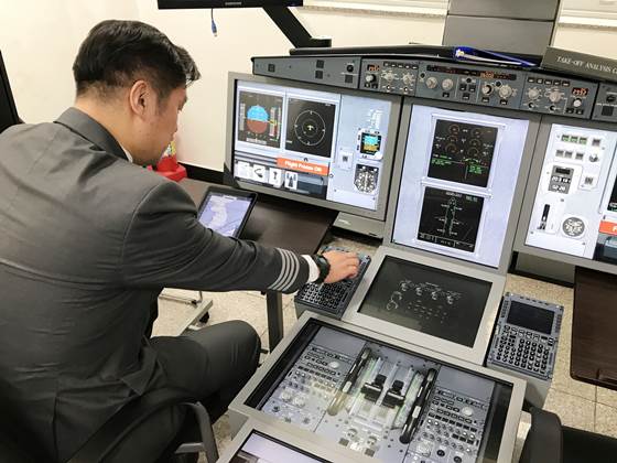 에어부산 운항승무원이 태블릿 PC를 사용한 EFB(전자비행정보)를 시연하고 있다.ⓒ에어부산