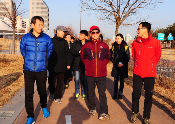 SM상선은 지난 1월 여의도에서 열린 출범식에서 '2017년 신년 걷기행사'를 가졌다. 김칠봉 사장(가운데)과 직원들이 담소를 나누며 걷고 있다.ⓒSM상선