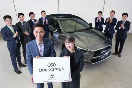 인피니티 코리아는 지난 10일 인피니티 강남 전시장에서 Q30 1호차 전달식을 개최했다. (좌측부터 최홍묵 씨, 강승원 인피니티 코리아 대표, 김성은 씨)ⓒ