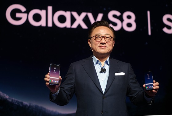 고동진 삼성전자 무선사업부장이 갤럭시S8을 소개하고 있다.ⓒ삼성전자