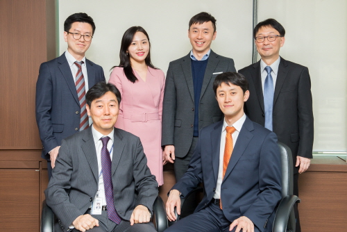 (왼쪽 아래) 김승호 HMC투자증권 IB기획팀장과 팀원들의 모습. 사진=HMC투자증권