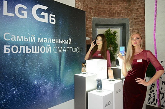 최근 출시를 앞두고 열린 LG G6 공개 행사에서 모델들이 LG G6를 소개하고 있다. ⓒLG전자