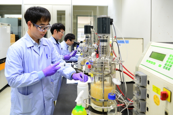 LG화학 대전 기술연구원 연구원들이 신약개발을 위해 미생물발효배양기에서 배양액을 추출중이다. [사진=LG화학]