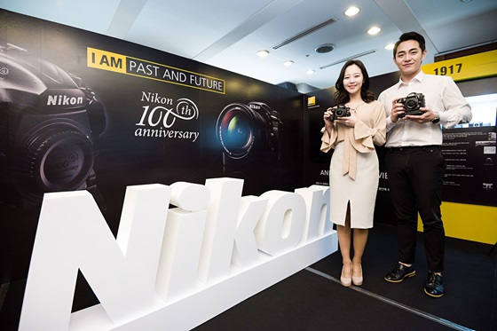 14일 서울 중구 한국프레스센터에서 모델들이 니콘의 100주년 기념 모델 및 신제품 DX 포맷 DSLR 카메라 D7500을 선보이고 있다.ⓒ니콘이미징코리아