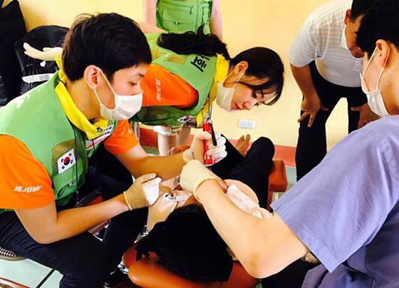 지난 15일 베트남 옌바이성 지역을 방문한 제주항공과 열린의사회 자원봉사자들이 주민들의 건강상태를 살피고 있다.ⓒ제주항공