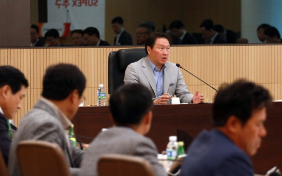 지난해 10월 SK그룹 CEO세미나에서 최태원 회장이 계열사 CEO들과 회의를 하고 있다. [사진=SK그룹]
