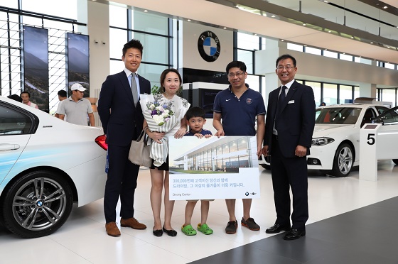 사진은 지난해 8월 21일 BMW 드라이빙 센터에서 30만번째 내방고객인 오창현씨 가족이 기념 촬영을 하고 있는 모습.ⓒBMW코리아