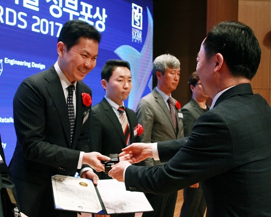 제11회 미래패키징 신기술 정부포상에서 상을 수여받고 있는 윤상현 한국콜마 대표ⓒ한국콜마