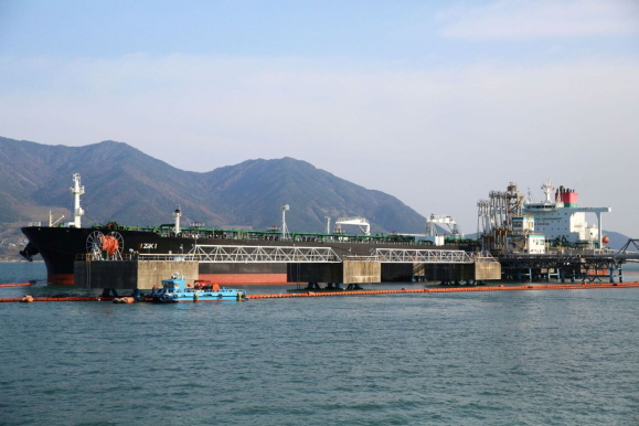 GS칼텍스가 미국산 원유를 선박에서 저장탱크로 옮기고 있는 모습. [사진=GS칼텍스]