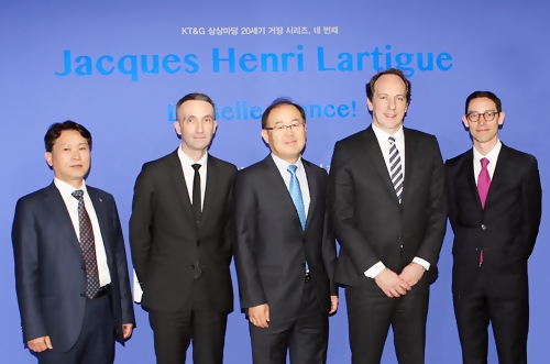 ‘라 벨 프랑스’ 사진전에 참석한 파비앙 페논 주한 프랑스 대사(오른쪽에서 두 번째), 앙토니 소뮈조 프랑스 문화원장(왼쪽에서 두 번째), 이상학 KT&G 지속경영본부장(가운데)이 기념 촬영을 하고 있다.ⓒKT&G