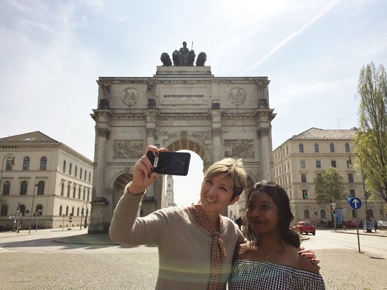 독일 뮌헨時에 위치한 개선문 앞에서 고객들이 LG G6로 셀프 카메라를 촬영하고 있다. ⓒLG전자