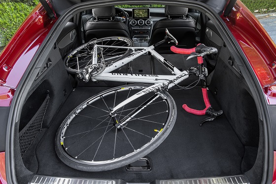 더 뉴 GLC 쿠페는 2열시트를 접으면 자전거 한대 수납이 가능할 정도로 공간 활용성도 뛰어나다.ⓒ메르세데스 벤츠 코리아