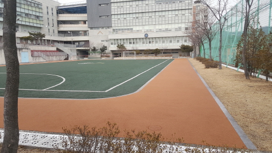 서울국제고등학교 운동장에 설치된 코르크칩 바닥재. [사진=바스프]