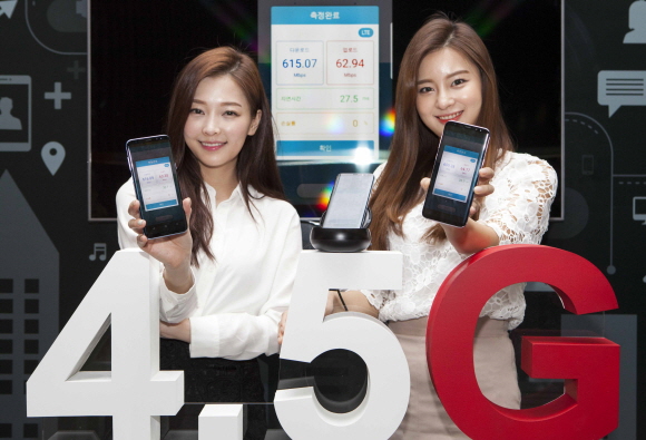 4.5G 이동통신을 홍보 중인 모델들의 모습.ⓒSKT