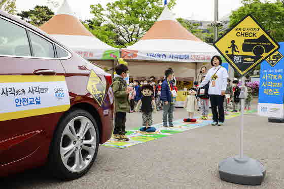 20일 교통안전 캠페인에 참가한 아이들이 자동차 사각지대의 위험성에 대한 안전 체험교육을 받고 있다.ⓒ한국지엠