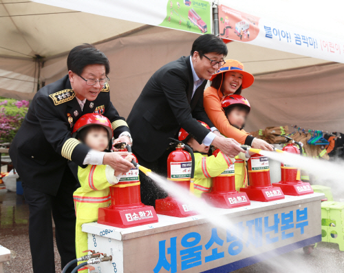 한화손해보험은 오는 22일까지 서울시와 서울 여의도공원 문화의 광장에서 '2017 서울안전체험한마당' 행사를 공동 개최한다.ⓒ한화손해보험