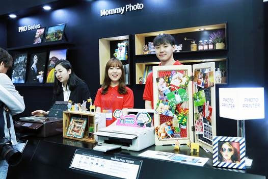 캐논코리아 비즈니스 솔루션 직원들이 20일 서울 삼성동 코엑스에서 열린 '2017 P&I'에서 자사 제품들을 소개하고 있다.ⓒ캐논코리아 비즈니스 솔루션