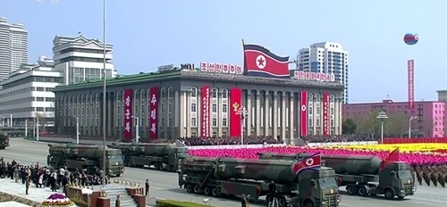 북한 조선중앙TV가 김일성 주석의 105번째 생일(태양절)을 맞아 15일 평양 김일성광장에서 진행된 열병식에 신형 ICBM으로 추정되는 미사일이 처음으로 공개됐다. 이 미사일은 고체연료 방식의 콜드 런치 ICBM으로 추정된다.ⓒ연합뉴스