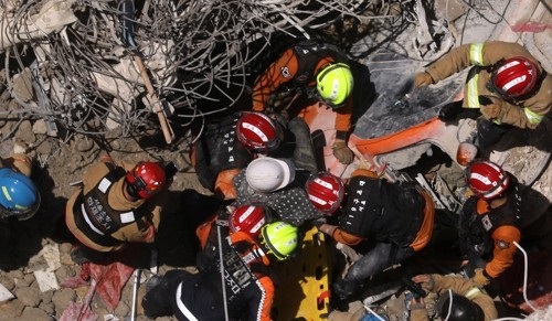 22일 오전 강남역 인근 공사장 매몰 현장에서 구조대가 생존자(흰모자)를 구조하고 있다.ⓒ연합뉴스