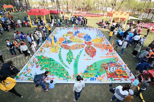 4월 22일 시민들이 직접 만든 작품으로 완성되고 있는 가로 8m, 세로 12m의 대형 레고 꽃ⓒ롯데물산