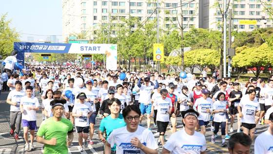 현대글로비스가 23일 서울 여의도동 여의도공원에서 개최한 '2017 안전공감 마라톤'에 참가한 아마추어 마라토너들이 힘차게 달리고 있다.ⓒ현대글로비스