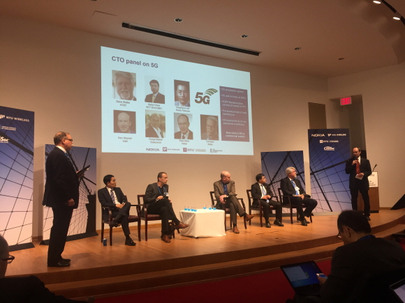 브루클린 5G 서밋에 참여한 글로벌 ICT 사업자 CTO들이 5G 상용화를 위한 협력방안을 논의하는 모습ⓒKT