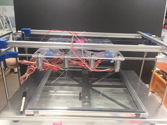 카이스트(KAIST) 전산학과 김원회 학생, 기계공학과 이성진 학생이 개발한 '멀티 헤드 3D프린터'.ⓒ카이스트