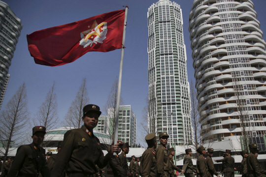 북한 군인들이 평양 시내를 걸어가고 있다. ⓒAP연합뉴스 