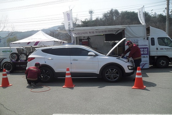 넥센타이어 직원이 타이어 무상점검을 실시하는 모습.ⓒ넥센타이어