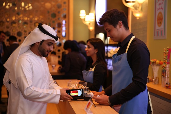 아랍에미리트연합 두바이에서 27일(현지시간) 진행된 런칭행사에서 '삼성 페이'를 체험하는 모습. ⓒ삼성전자