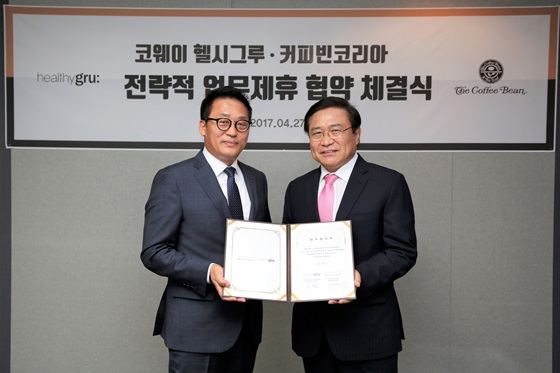 지난 27일 서울 중구에 위치한 코웨이 본사에서 코웨이 헬시그루와 커피빈이 업무협약을 체결했다.ⓒ헬시그루