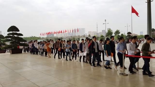 29일 베트남 하노이 국립컨벤션센터에 마련된 삼성그룹의 대졸 신입사원 공채를 위한 직무적성검사(GSAT) 시험장에 응시생들이 줄지어 들어가고 있다.ⓒ연합뉴스