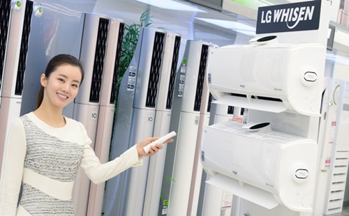 LG전자 모델이 휘센 벽걸이 에어컨을 홍보하고 있다.ⓒLG전자