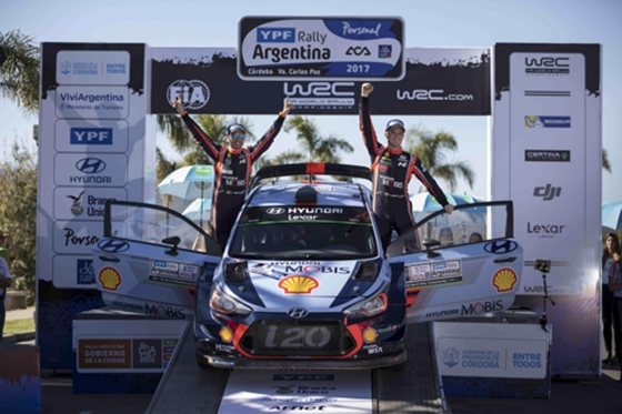 1일 현대차에 따르면 지난달 27∼30일 나흘간 아르헨티나 코르드바주 비야 카를로스 파스에서 열린 2017 WRC 5차 대회에서 현대차 월드랠리팀 소속 티에리 누빌(Thierry Neuville)이 막판 역전에 성공하며 1위에 올랐다.ⓒ현대차