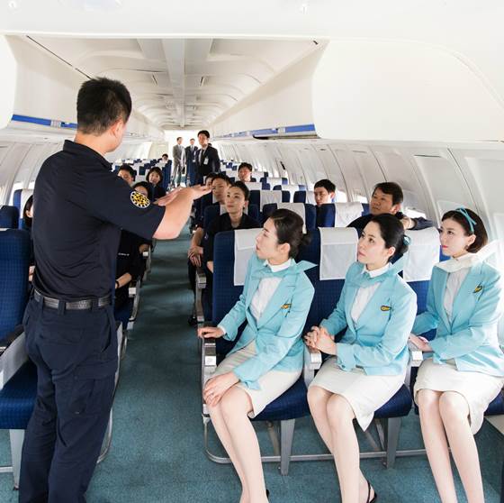 사진은 대한항공 객실 안전교관들이 교육을 받고 있는 모습.ⓒ대한항공