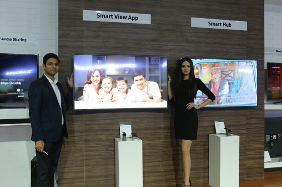 삼성전자 모델들이 인도 델리에 위치한 메리어트 호텔에서 열린 QLED TV 런칭 이벤트에서 QLED TV를 소개하고 있다. ⓒ삼성전자