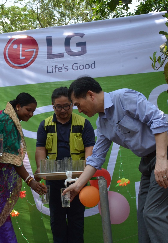 LG전자 아시아지역대표 이호 부사장(오른쪽에서 첫번째)이 컵에 깨끗한 물을 받고 있다. ⓒLG전자