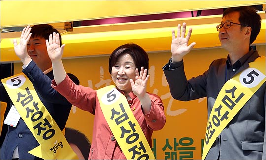 심상정 정의당 대선후보가 지난달 25일 서울 마포구 망원시장에서 열린 선거유세에서 기호5번을 상징하는 손바닥을 펼치며 시민들에게 인사하고 있다. ⓒ데일리안 박항구 기자
