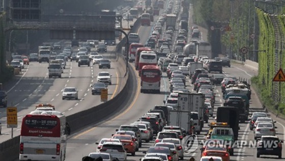 서울 서초구 경부고속도로 하행선이 늘어난 차량으로 정체되고 있다.ⓒ연합뉴스