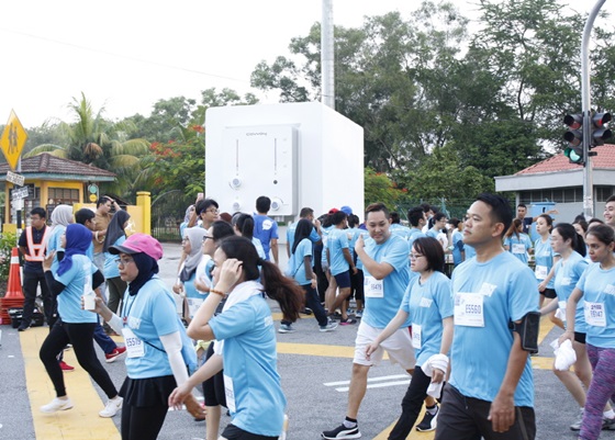 코웨이는 7일 오전 말레이시아 다만사라에서 말레이시아인 약 4000여명과 함께 건강 마라톤 행사인 'Coway Run(코웨이 런)'을 성황리에 마쳤다. Coway Run 참가자들이 대형 코웨이 정수기를 통해 시원하고 깨끗한 물을 마시며 갈증을 해소하고 있다.ⓒ코웨이
