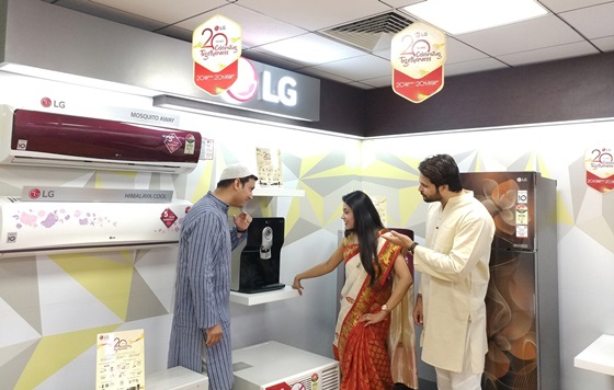 인도에 있는 LG전자 매장을 방문한 인도 고객이 제품을 살펴보고 있다. ⓒLG전자