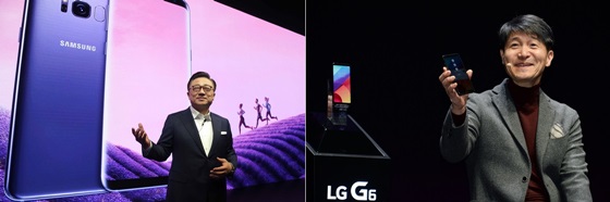 갤럭시S8을 소개하는 고동진 삼성전자 무선사업부장(왼쪽)과 G6를 소개하는 조준호
 LG전자 MC사업본부장(오른쪽). ⓒ각사