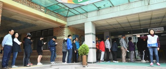제19대 대통령 선거일인 9일 오후 경기도 수원시 장안구 송원초등학교에 마련된 투표소에서 유권자들이 길게 줄을 서 있다.ⓒ
